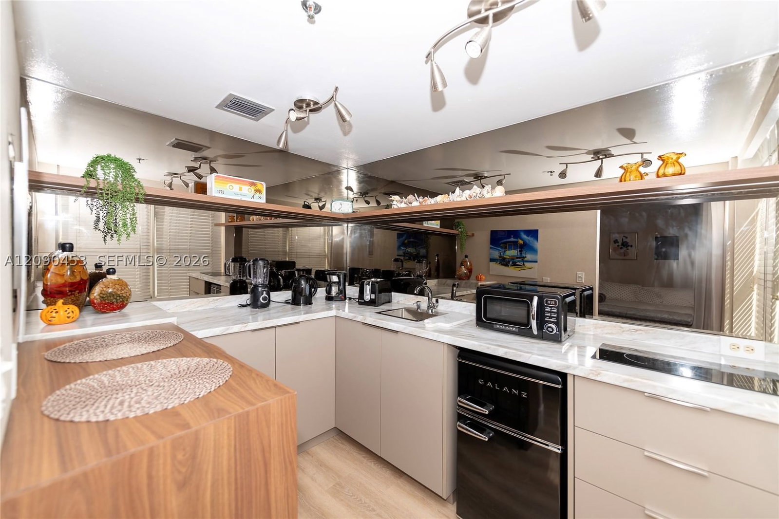 Real estate property located at 918 Ocean Dr #206, Miami-dade, 918 Ocean Drive Condo, Miami Beach, FL