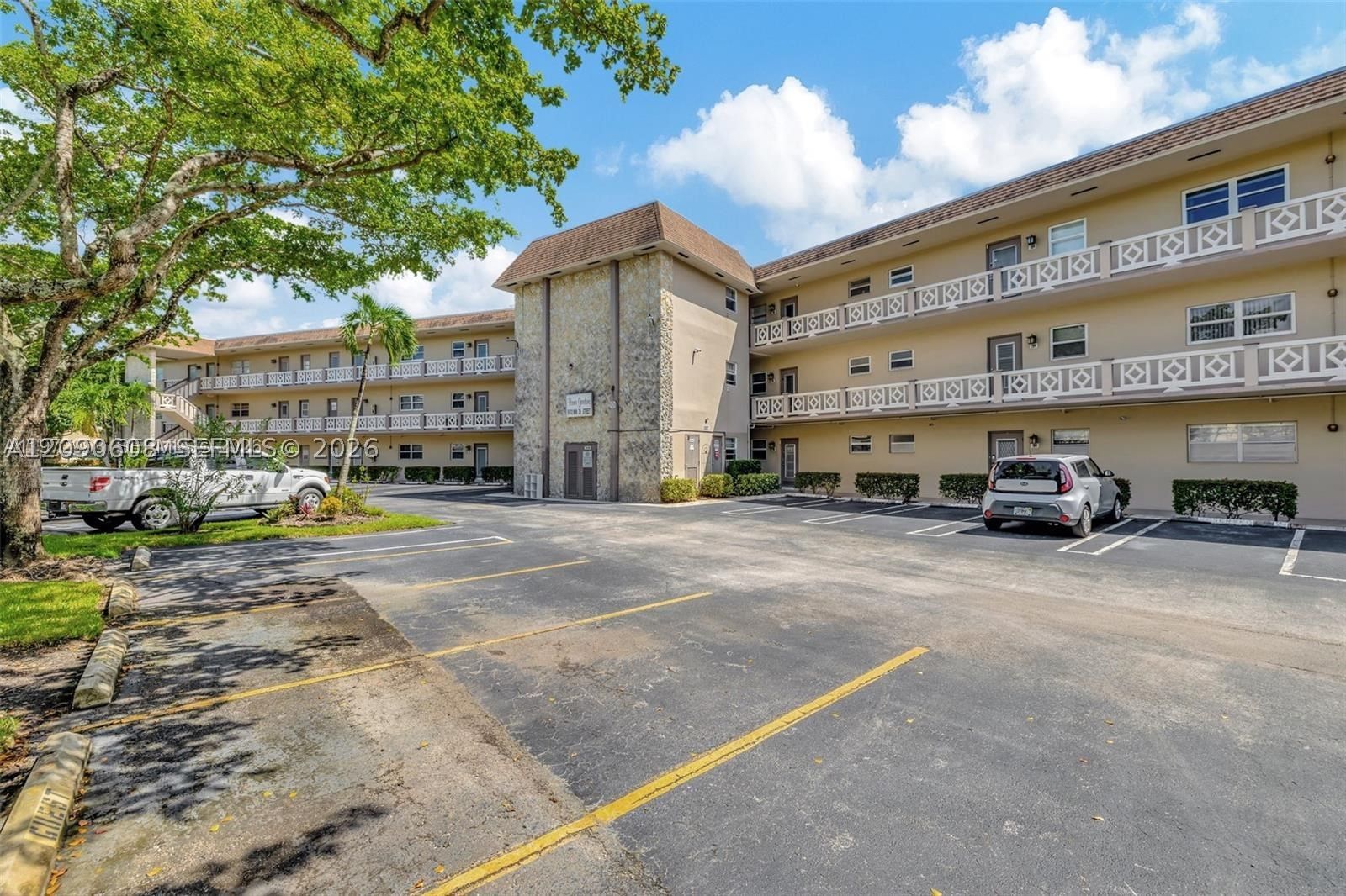 Real estate property located at 5002 35th St #306, Broward, Usnee Gardens Condo, Lauderdale Lakes, FL