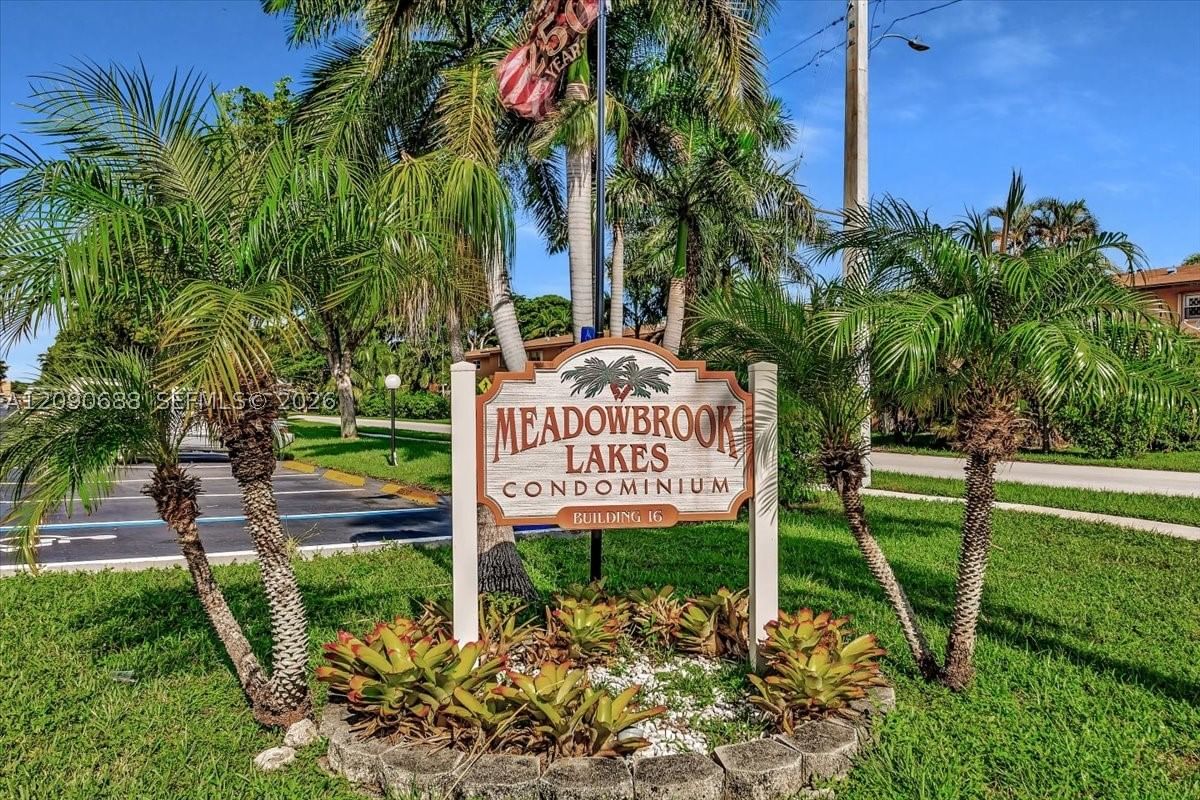 Real estate property located at 424 10th St #104, Broward, Meadowbrook Lakes Condo, Dania Beach, FL