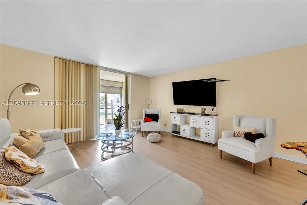 Real estate property located at 424 10th St #104, Broward, Meadowbrook Lakes Condo, Dania Beach, FL