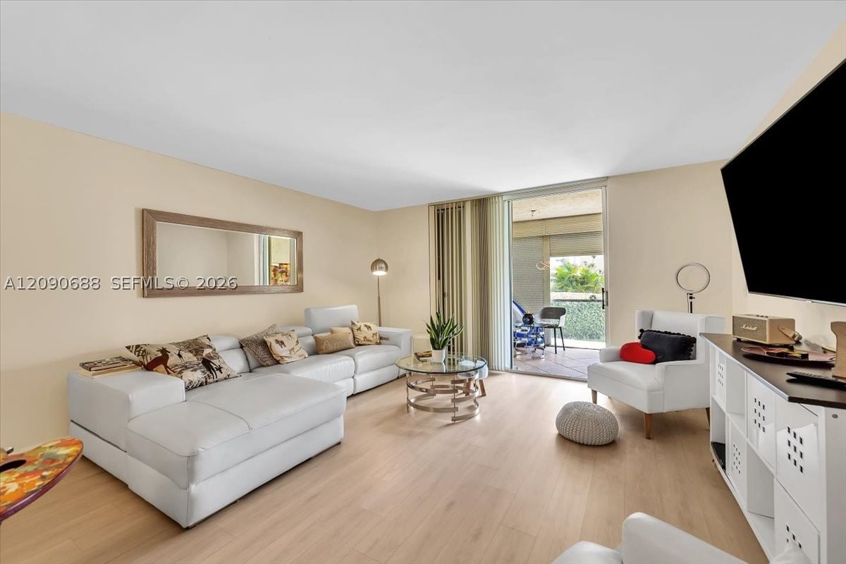 Real estate property located at 424 10th St #104, Broward, Meadowbrook Lakes Condo, Dania Beach, FL