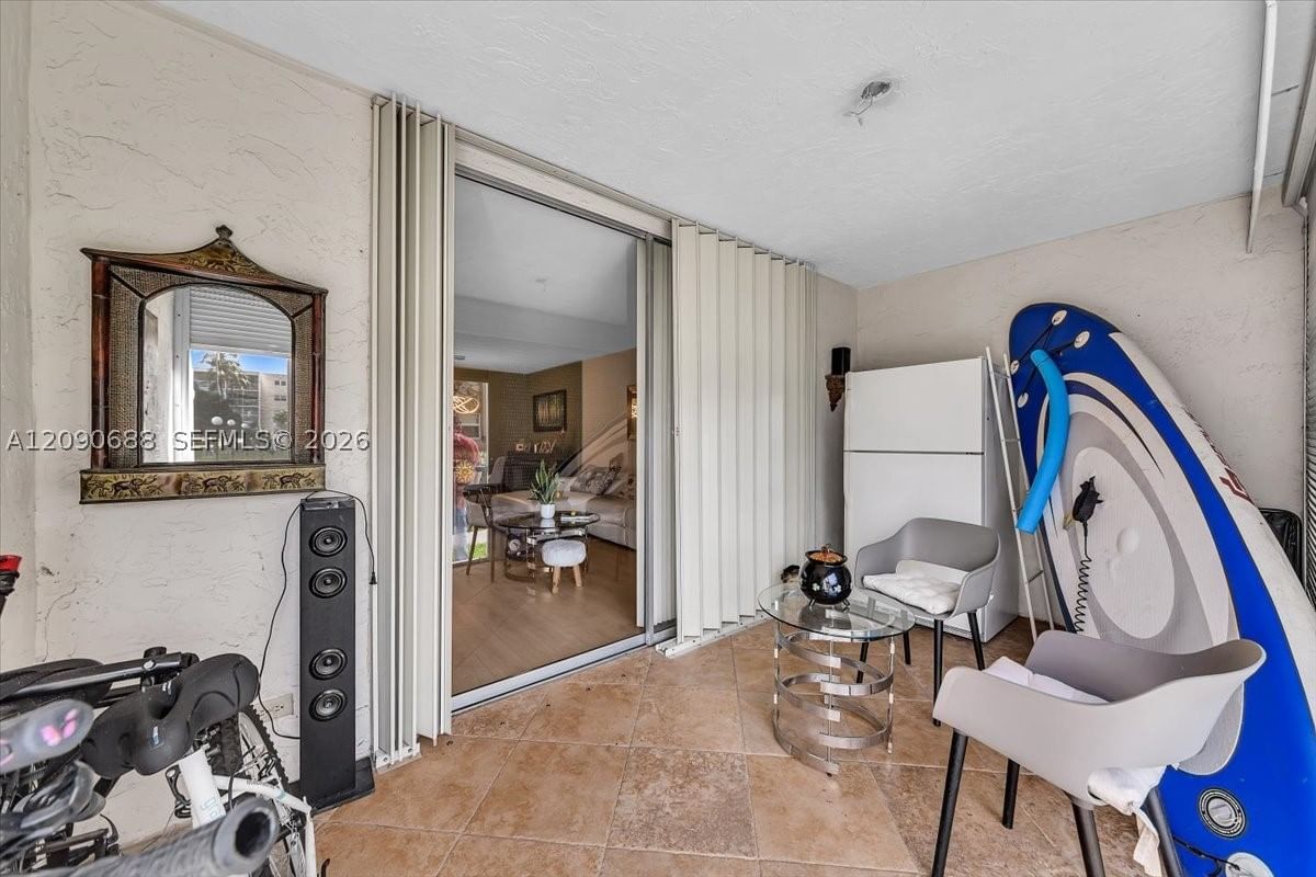 Real estate property located at 424 10th St #104, Broward, Meadowbrook Lakes Condo, Dania Beach, FL