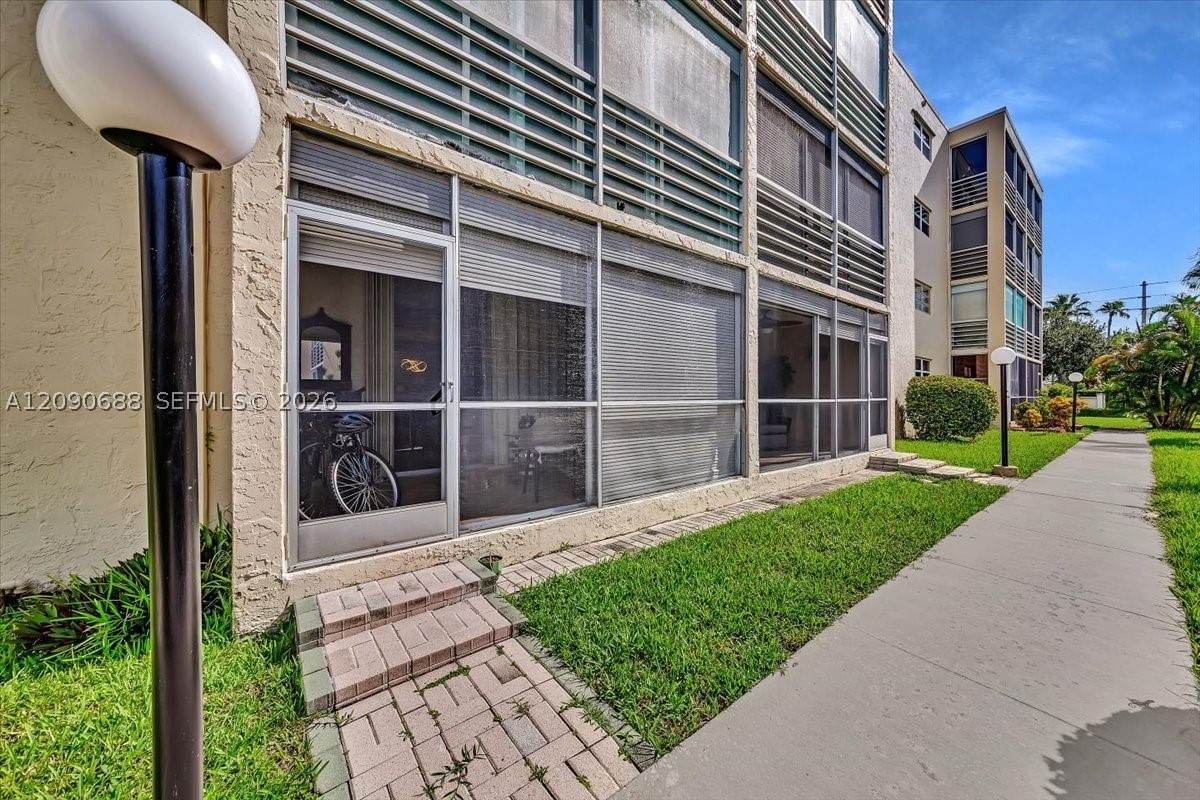 Real estate property located at 424 10th St #104, Broward, Meadowbrook Lakes Condo, Dania Beach, FL
