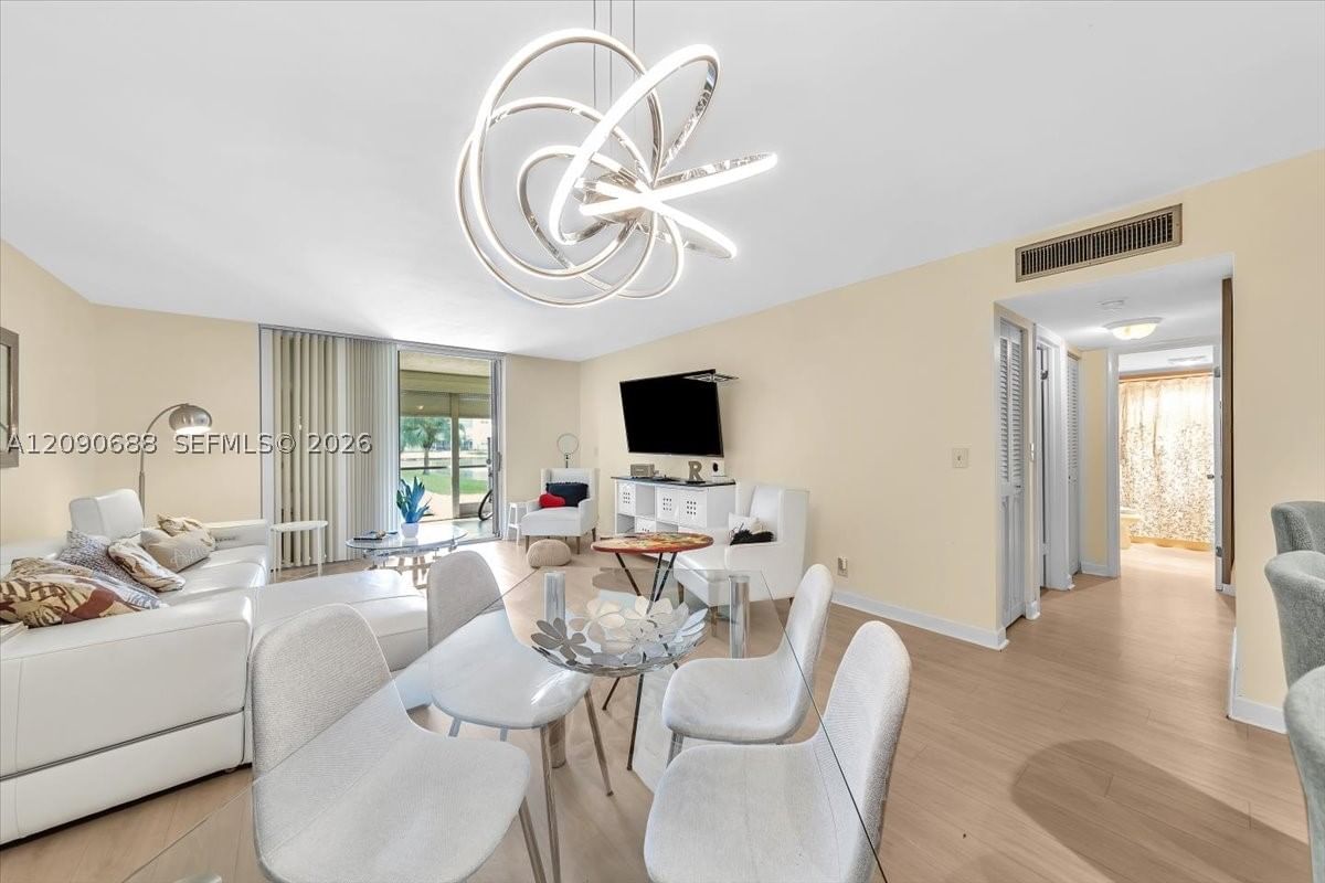 Real estate property located at 424 10th St #104, Broward, Meadowbrook Lakes Condo, Dania Beach, FL