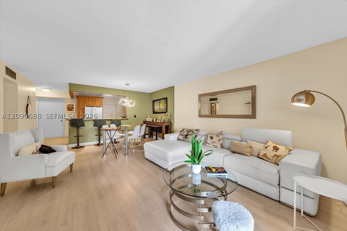Real estate property located at 424 10th St #104, Broward, Meadowbrook Lakes Condo, Dania Beach, FL