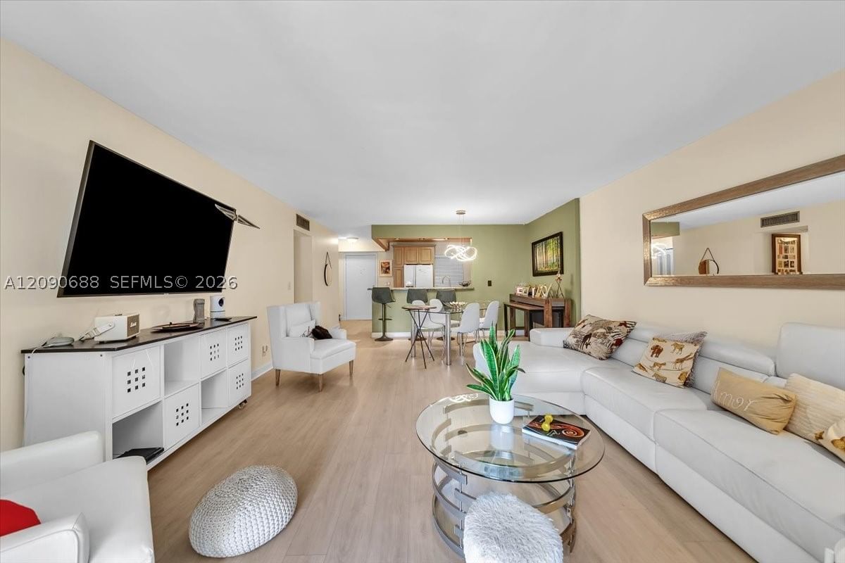 Real estate property located at 424 10th St #104, Broward, Meadowbrook Lakes Condo, Dania Beach, FL