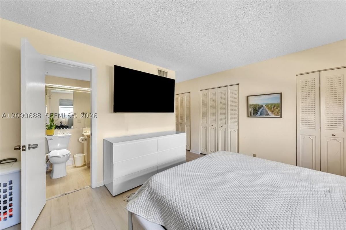 Real estate property located at 424 10th St #104, Broward, Meadowbrook Lakes Condo, Dania Beach, FL