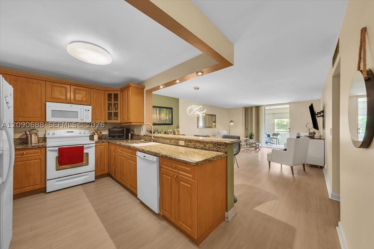 Real estate property located at 424 10th St #104, Broward, Meadowbrook Lakes Condo, Dania Beach, FL