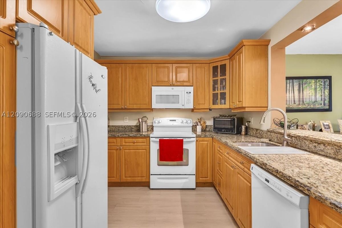 Real estate property located at 424 10th St #104, Broward, Meadowbrook Lakes Condo, Dania Beach, FL