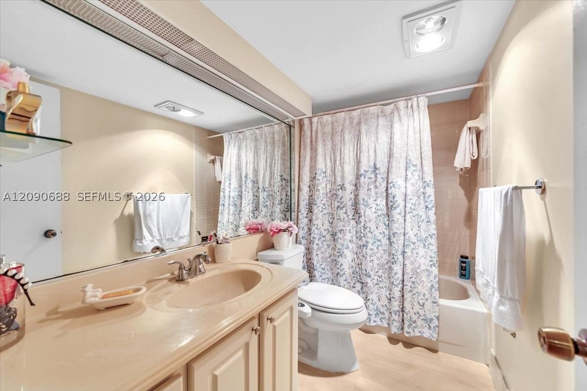 Real estate property located at 424 10th St #104, Broward, Meadowbrook Lakes Condo, Dania Beach, FL