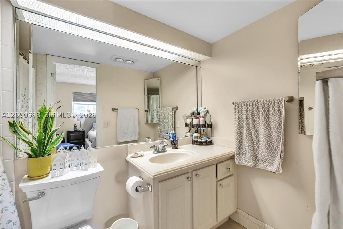Real estate property located at 424 10th St #104, Broward, Meadowbrook Lakes Condo, Dania Beach, FL