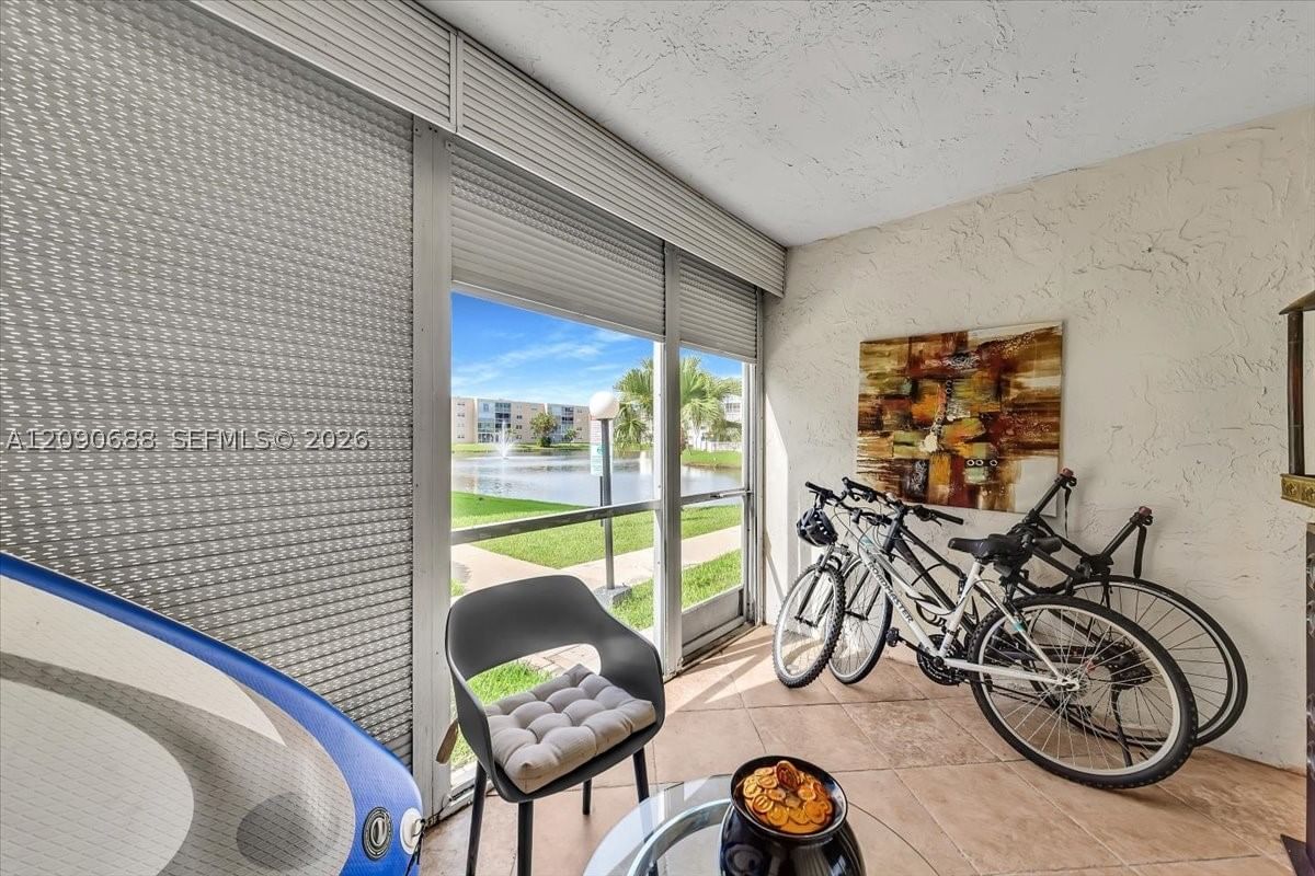 Real estate property located at 424 10th St #104, Broward, Meadowbrook Lakes Condo, Dania Beach, FL