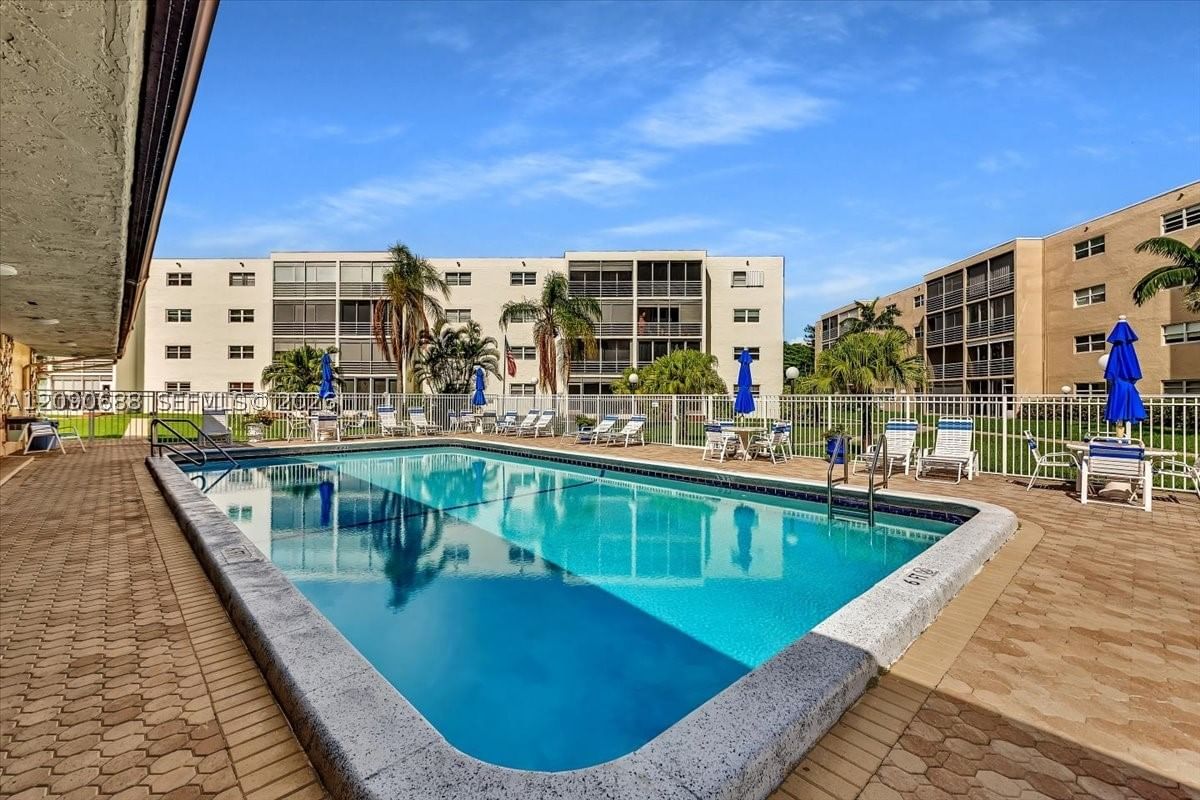 Real estate property located at 424 10th St #104, Broward, Meadowbrook Lakes Condo, Dania Beach, FL