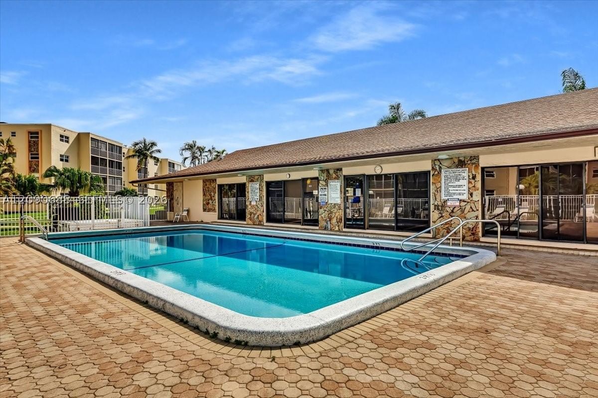 Real estate property located at 424 10th St #104, Broward, Meadowbrook Lakes Condo, Dania Beach, FL