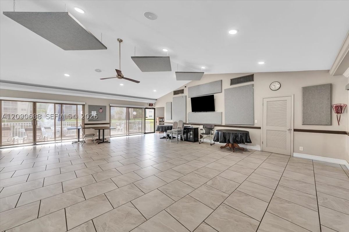 Real estate property located at 424 10th St #104, Broward, Meadowbrook Lakes Condo, Dania Beach, FL
