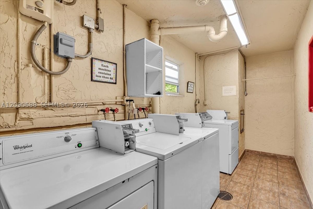 Real estate property located at 424 10th St #104, Broward, Meadowbrook Lakes Condo, Dania Beach, FL