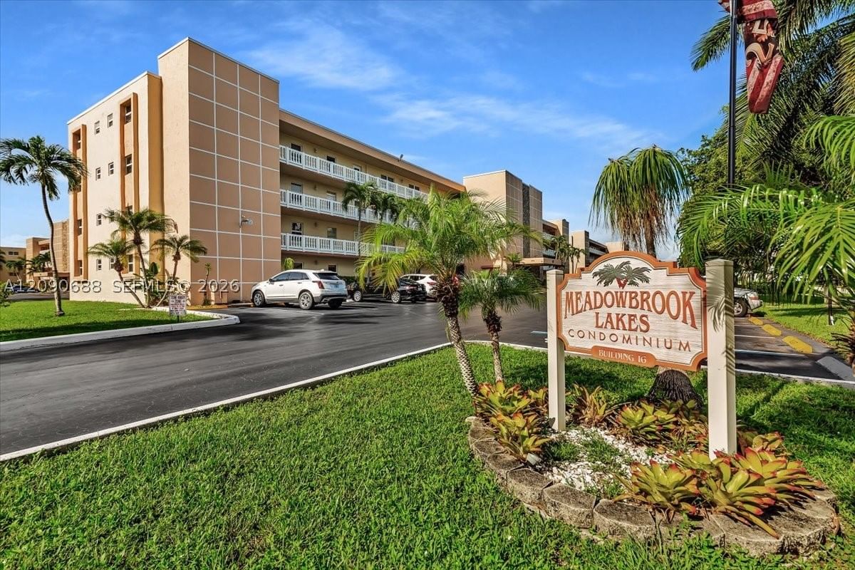 Real estate property located at 424 10th St #104, Broward, Meadowbrook Lakes Condo, Dania Beach, FL