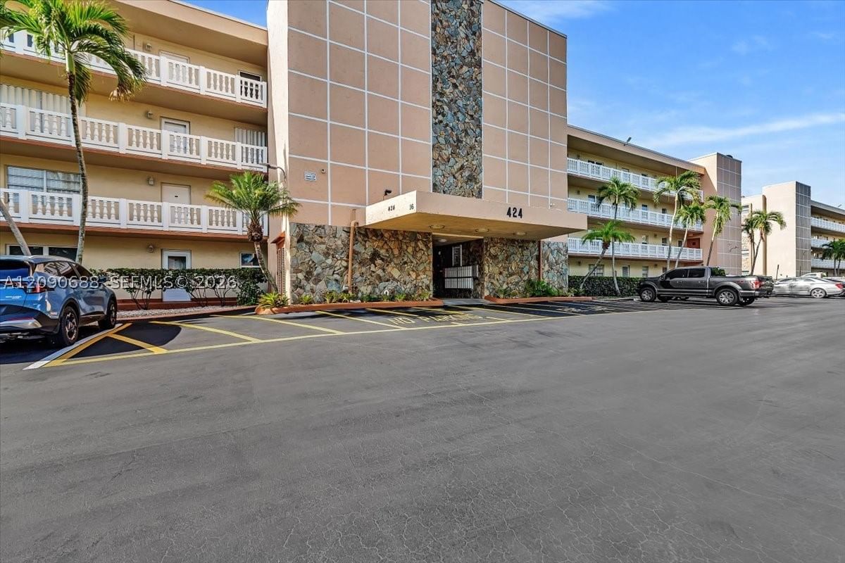Real estate property located at 424 10th St #104, Broward, Meadowbrook Lakes Condo, Dania Beach, FL