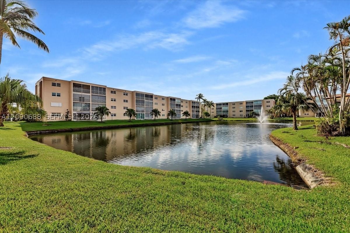 Real estate property located at 424 10th St #104, Broward, Meadowbrook Lakes Condo, Dania Beach, FL