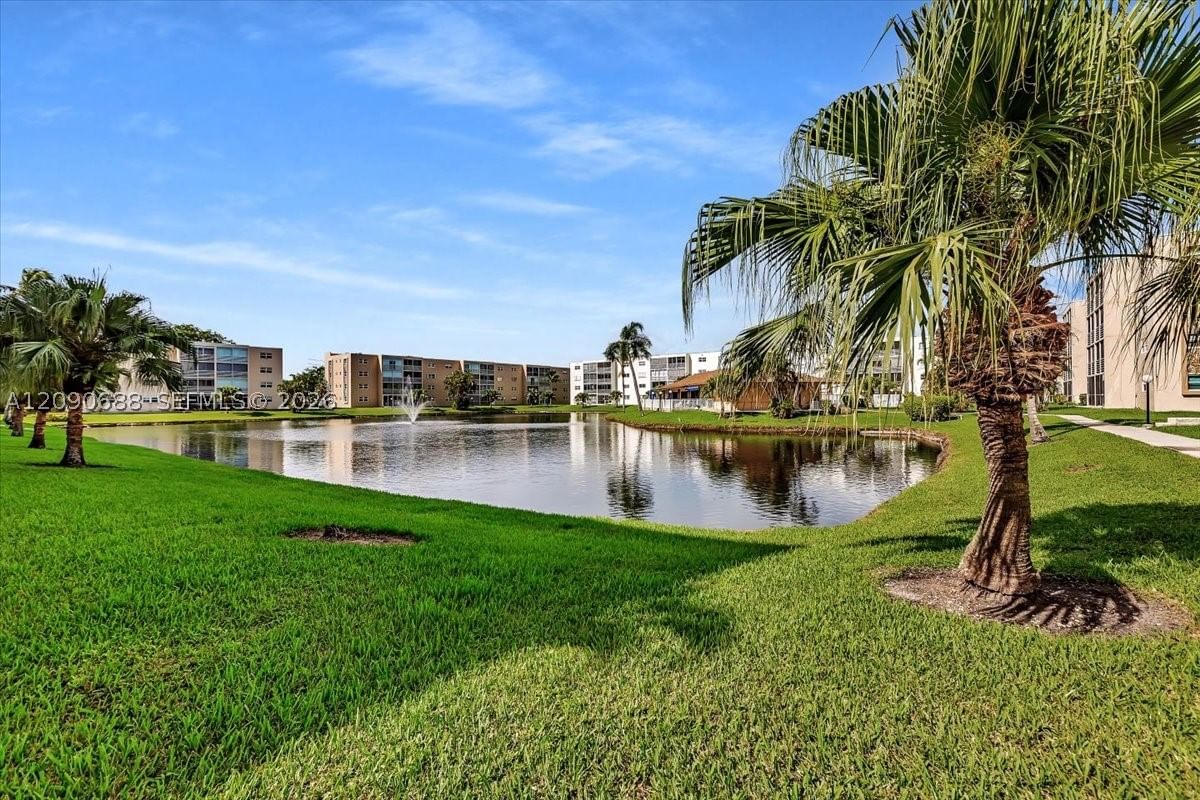 Real estate property located at 424 10th St #104, Broward, Meadowbrook Lakes Condo, Dania Beach, FL