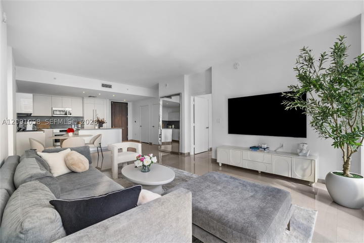 Real estate property located at 88 7th St #809, Miami-dade, Rise Condo, Miami, FL
