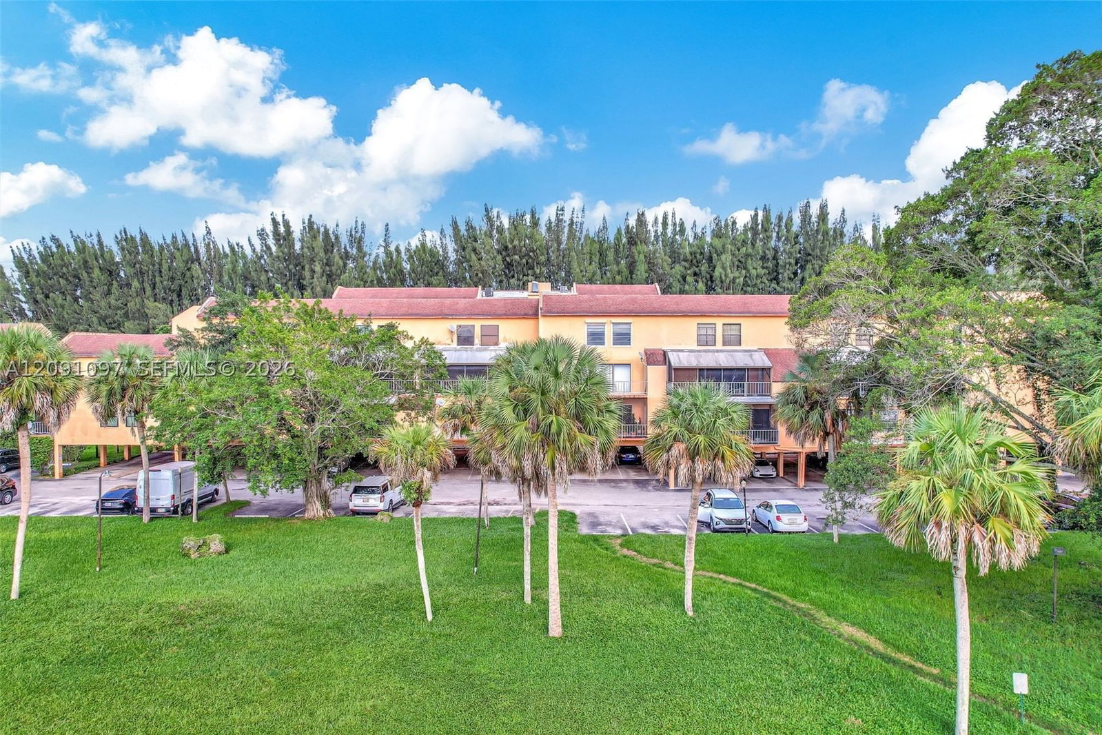 Real estate property located at 430 Commodore Dr #304, Broward, Lago West Condominium, Plantation, FL