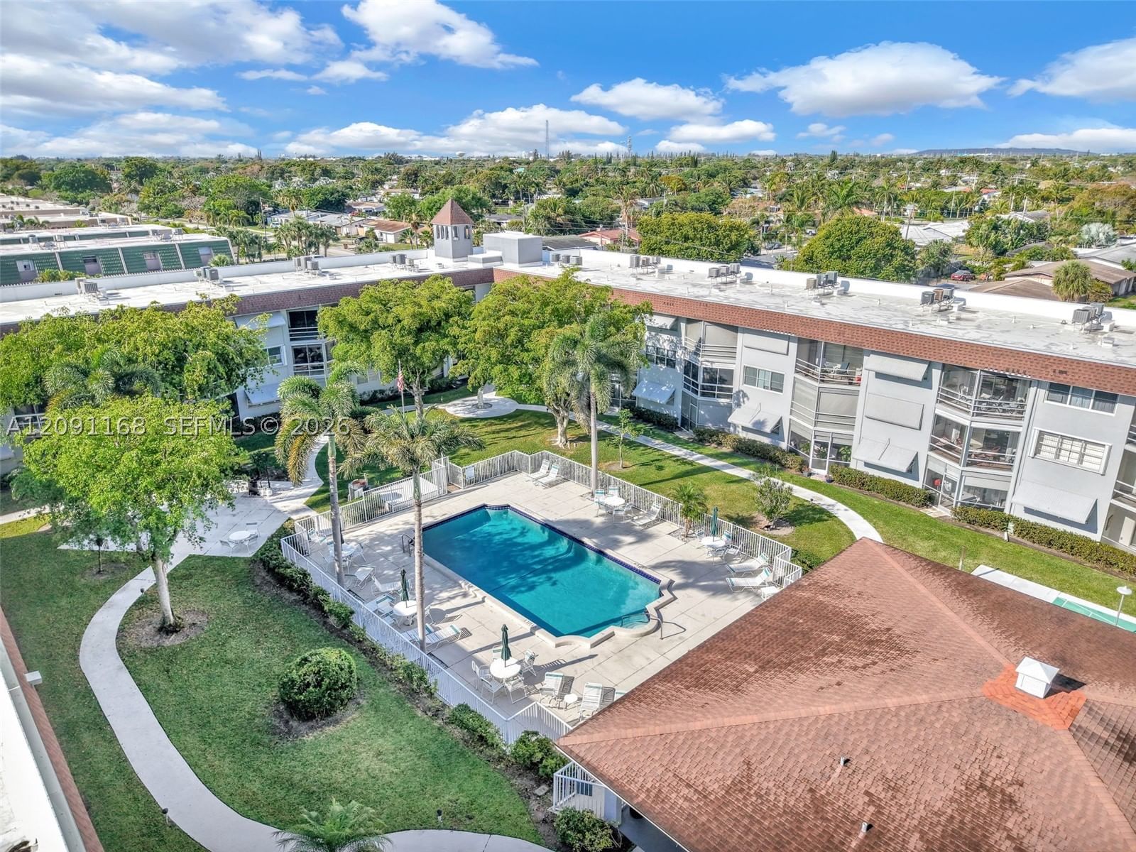 Real estate property located at 400 10th St #303, Broward, Deerfield Beach Gardens C, Deerfield Beach, FL