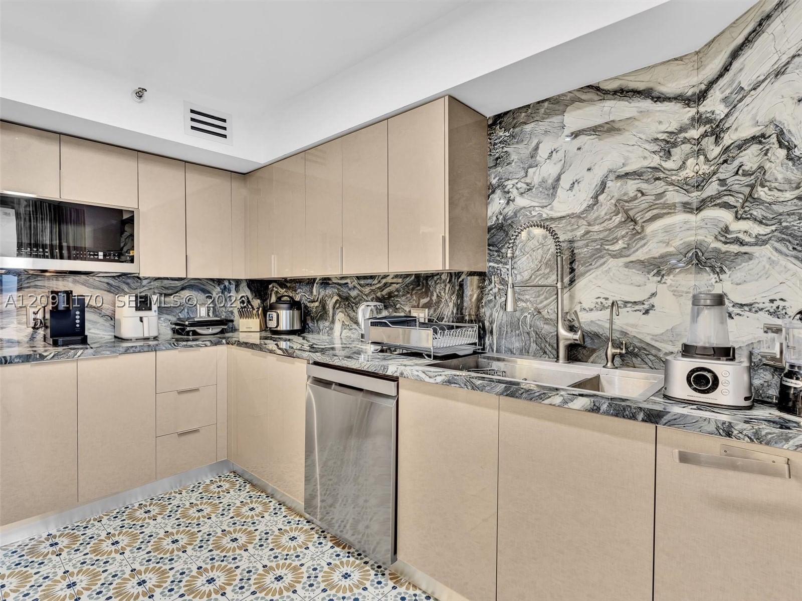 Real estate property located at 3530 Mystic Pointe Dr #2002, Miami-dade, Mystic Pointe Tower 500 C, Aventura, FL