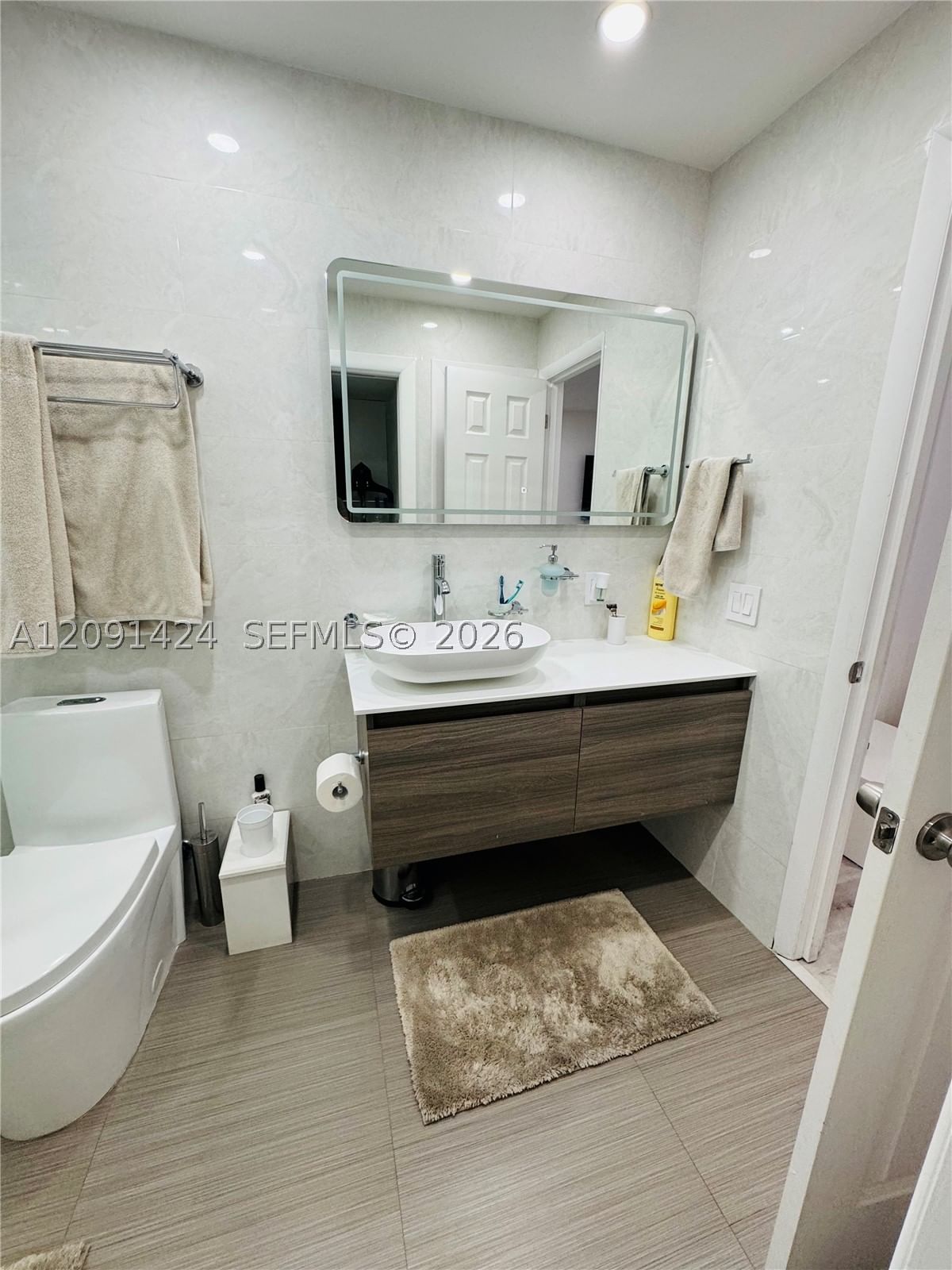 Real estate property located at 1555 44th Pl #214D, Miami-dade, St Andrews Court Condo, Hialeah, FL