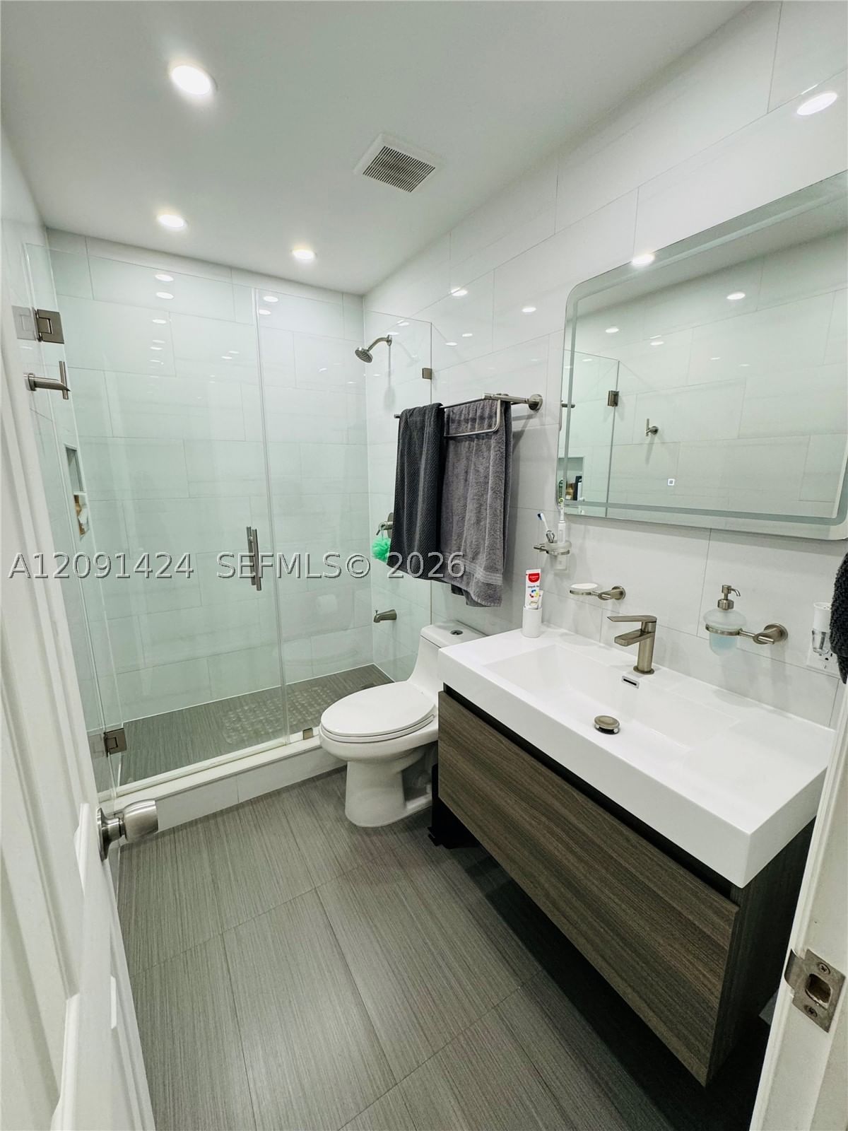 Real estate property located at 1555 44th Pl #214D, Miami-dade, St Andrews Court Condo, Hialeah, FL