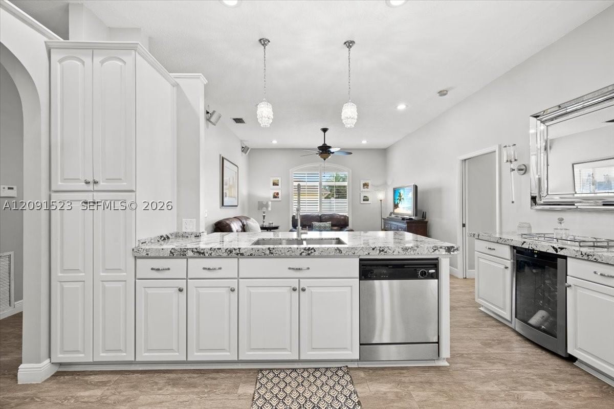 Real estate property located at 6982 Coronado Way, Broward, Stoneridge Lake Estates P, Pembroke Pines, FL