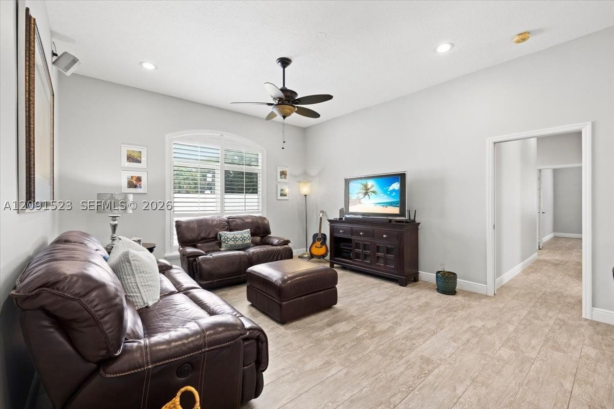 Real estate property located at 6982 Coronado Way, Broward, Stoneridge Lake Estates P, Pembroke Pines, FL