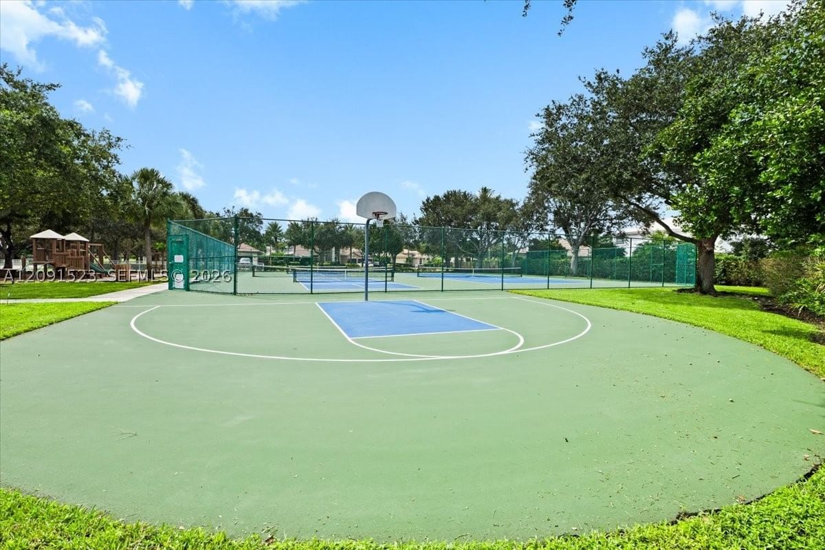 Real estate property located at 6982 Coronado Way, Broward, Stoneridge Lake Estates P, Pembroke Pines, FL