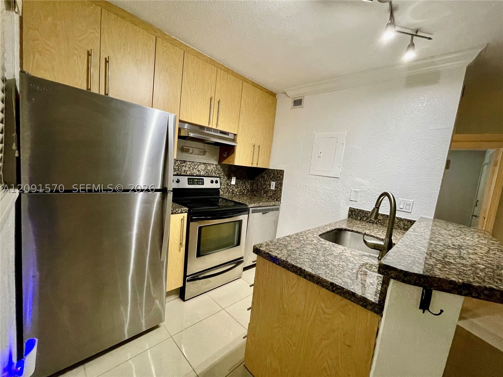 Real estate property located at 811 14th Pl #4, Broward, Middle River Manor Condo, Fort Lauderdale, FL