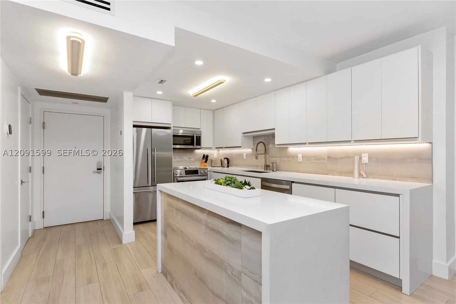Real estate property located at 2301 Collins Ave #318, Miami-dade, Roney Palace Condo, Miami Beach, FL