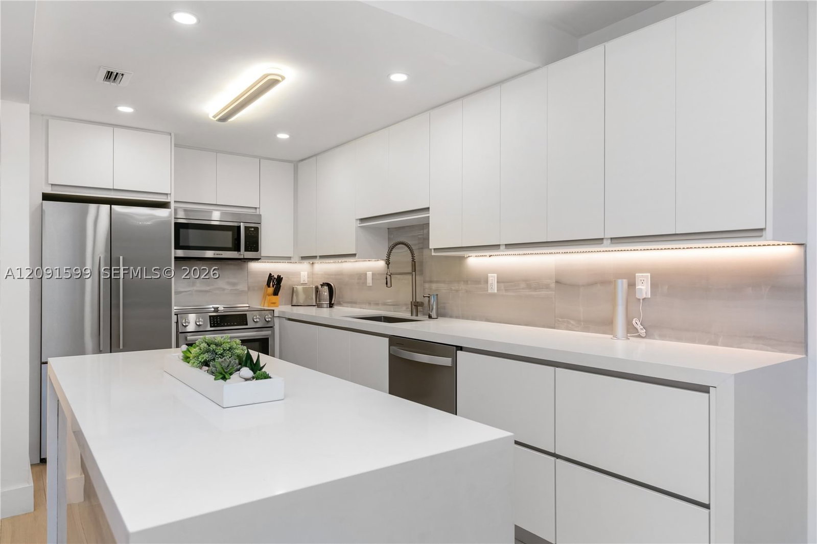 Real estate property located at 2301 Collins Ave #318, Miami-dade, Roney Palace Condo, Miami Beach, FL