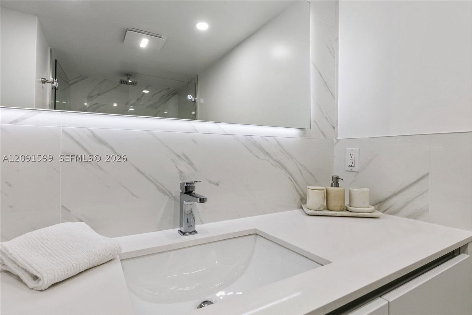 Real estate property located at 2301 Collins Ave #318, Miami-dade, Roney Palace Condo, Miami Beach, FL