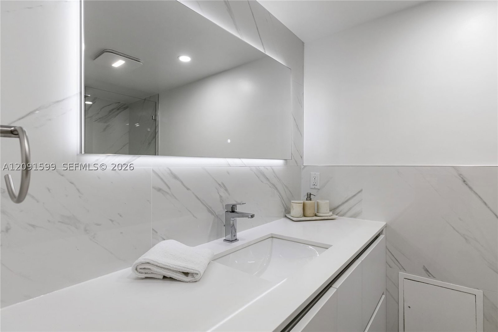 Real estate property located at 2301 Collins Ave #318, Miami-dade, Roney Palace Condo, Miami Beach, FL