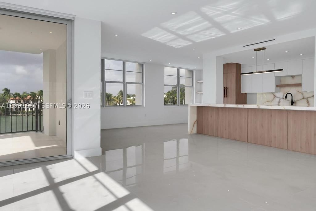 Real estate property located at , Miami-dade, Ashley Apartments Condomi, Miami Beach, FL