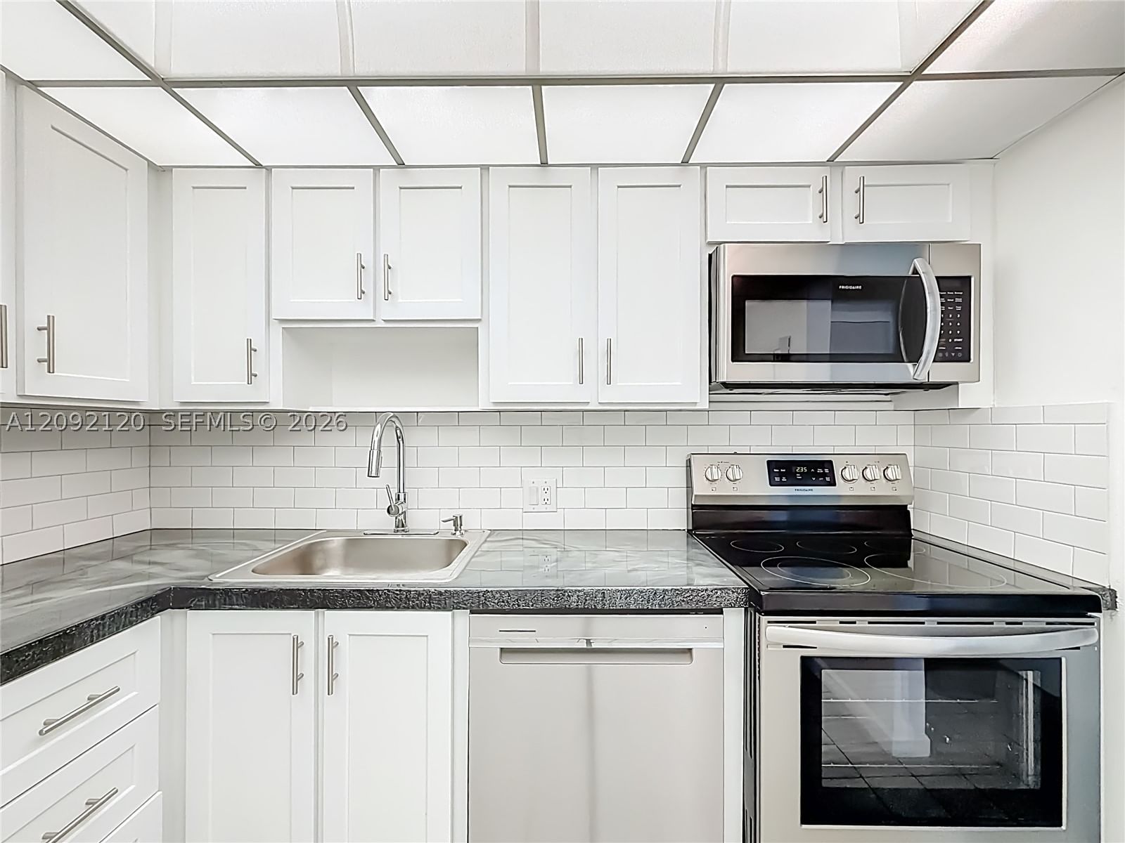 Real estate property located at 20301 Country Club Dr. #2428, Miami-dade, Coronado Condo- Tower Ii, Aventura, FL