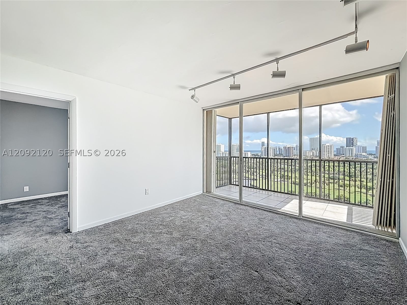 Real estate property located at 20301 Country Club Dr. #2428, Miami-dade, Coronado Condo- Tower Ii, Aventura, FL
