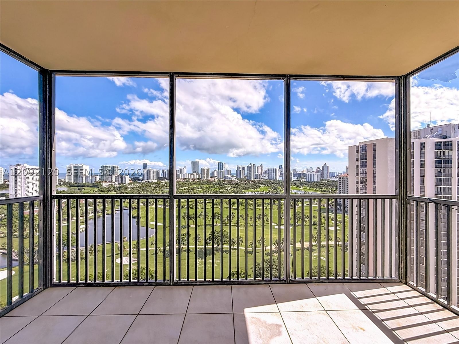 Real estate property located at 20301 Country Club Dr. #2428, Miami-dade, Coronado Condo- Tower Ii, Aventura, FL