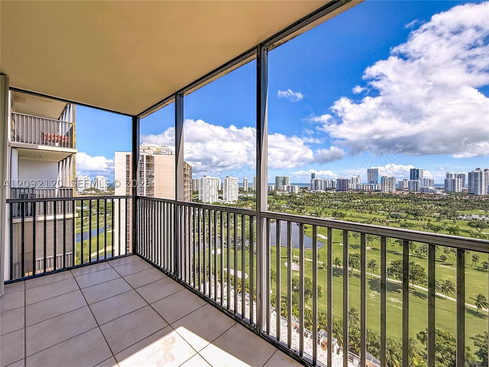 Real estate property located at 20301 Country Club Dr. #2428, Miami-dade, Coronado Condo- Tower Ii, Aventura, FL