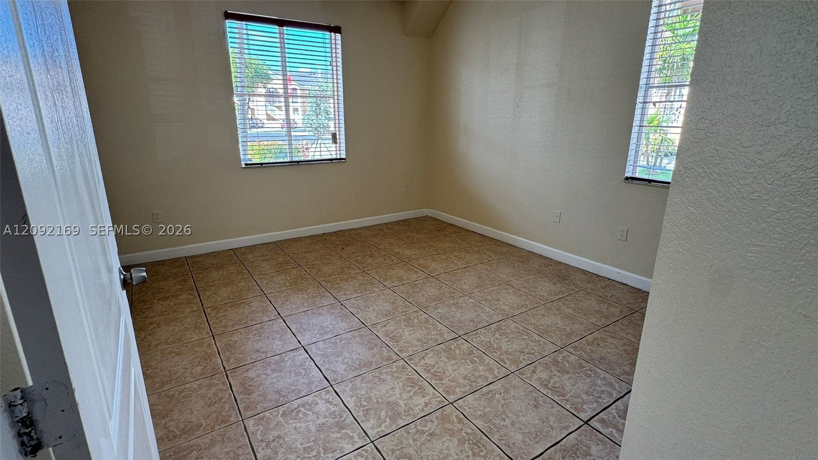 Real estate property located at 17650 73rd Ave #104-18, Miami-dade, Shoma Homes At Country Cl, Hialeah, FL