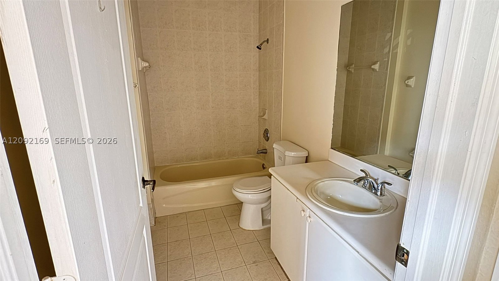 Real estate property located at 17650 73rd Ave #104-18, Miami-dade, Shoma Homes At Country Cl, Hialeah, FL