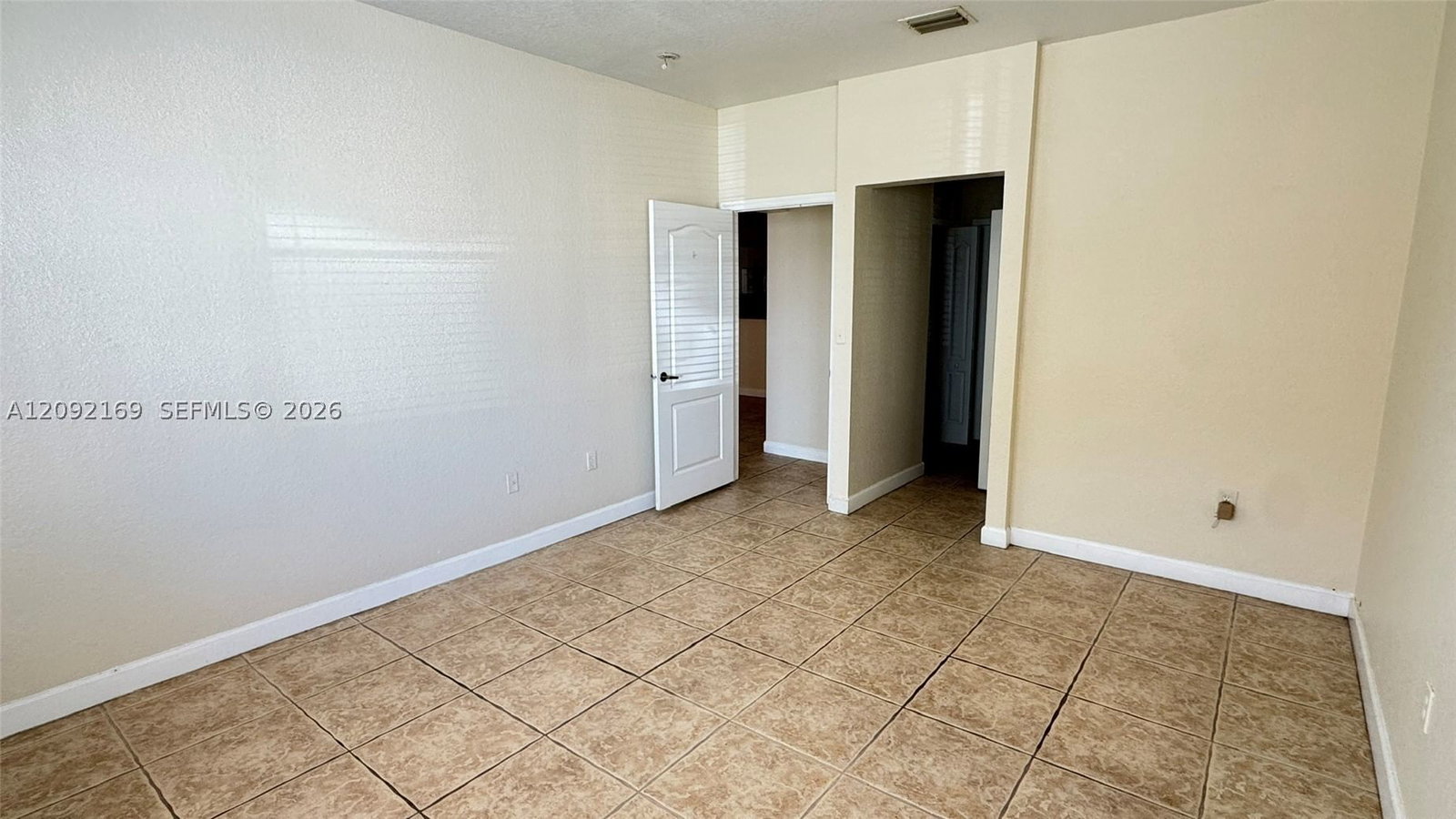 Real estate property located at 17650 73rd Ave #104-18, Miami-dade, Shoma Homes At Country Cl, Hialeah, FL