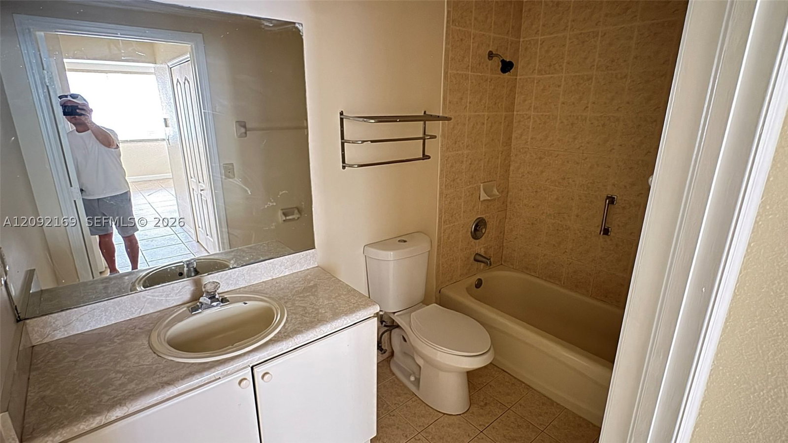 Real estate property located at 17650 73rd Ave #104-18, Miami-dade, Shoma Homes At Country Cl, Hialeah, FL