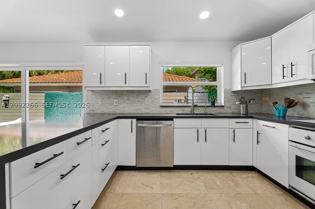 Real estate property located at 5771 98th Ct, Miami-dade, Patio Homes Of Doral Pine, Doral, FL