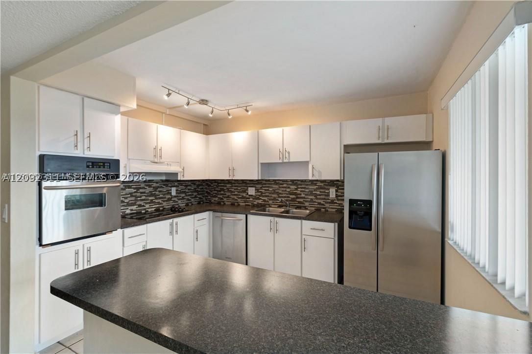 Real estate property located at 321 Lakeview Dr #204, Broward, Racquet Club Apartments A, Weston, FL