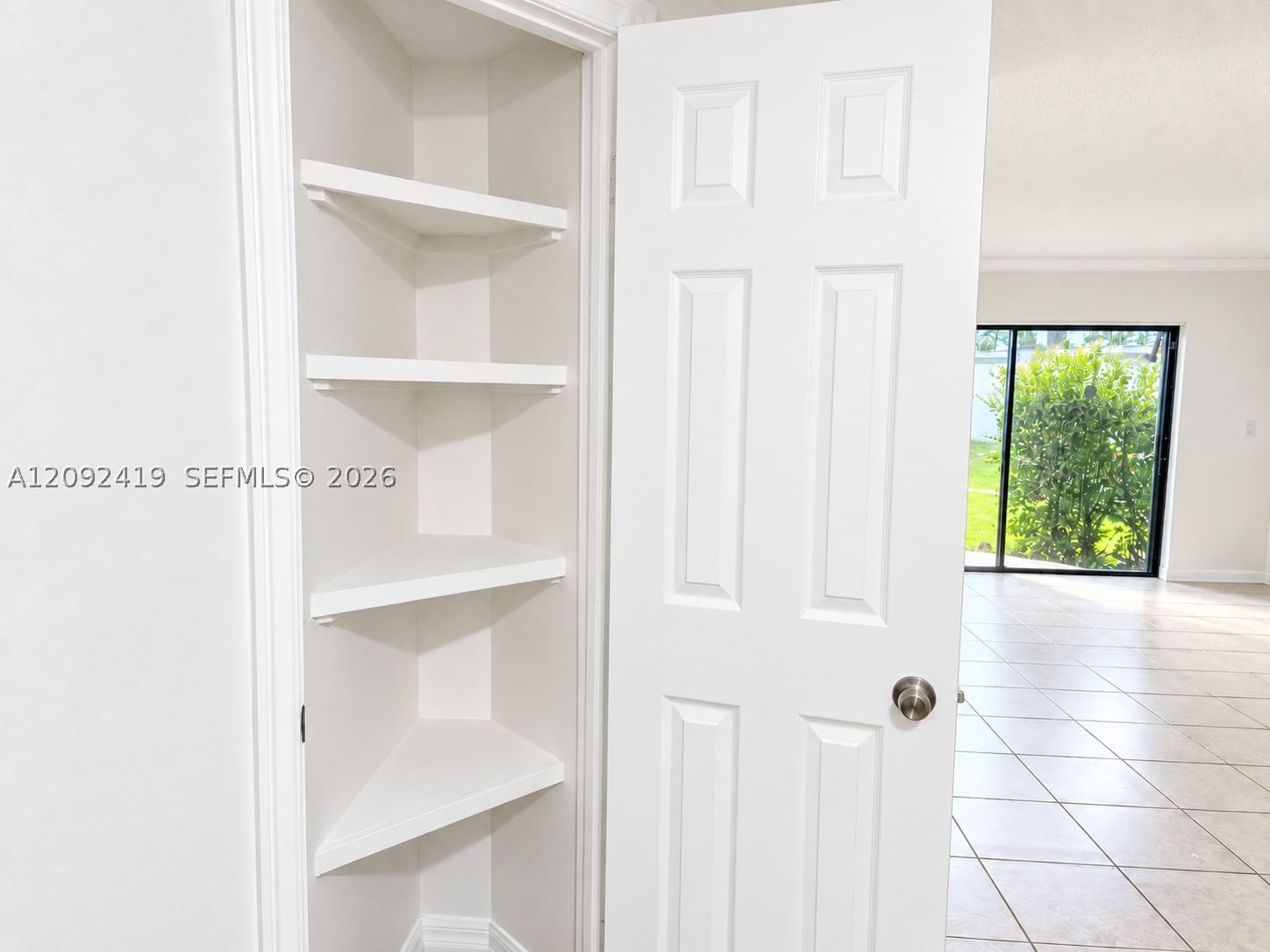 Real estate property located at 8290 Lake Dr #112, Miami-dade, Las Vistas At Doral Condo, Doral, FL